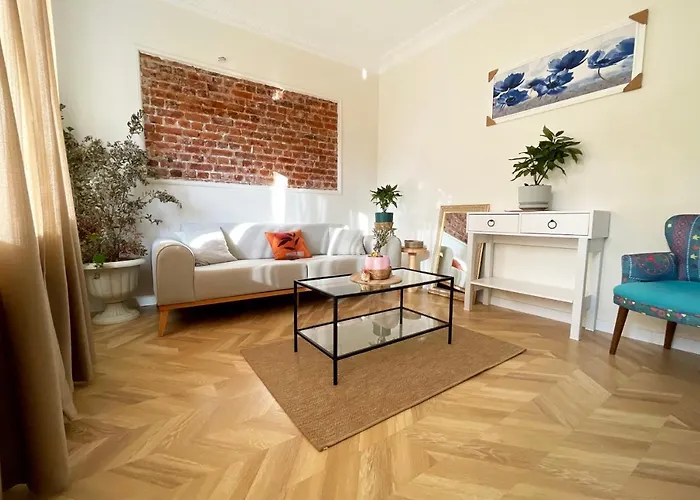 Beautiful 2Br And 2Toilet Balcony Apt Near Hilton Hotel #4