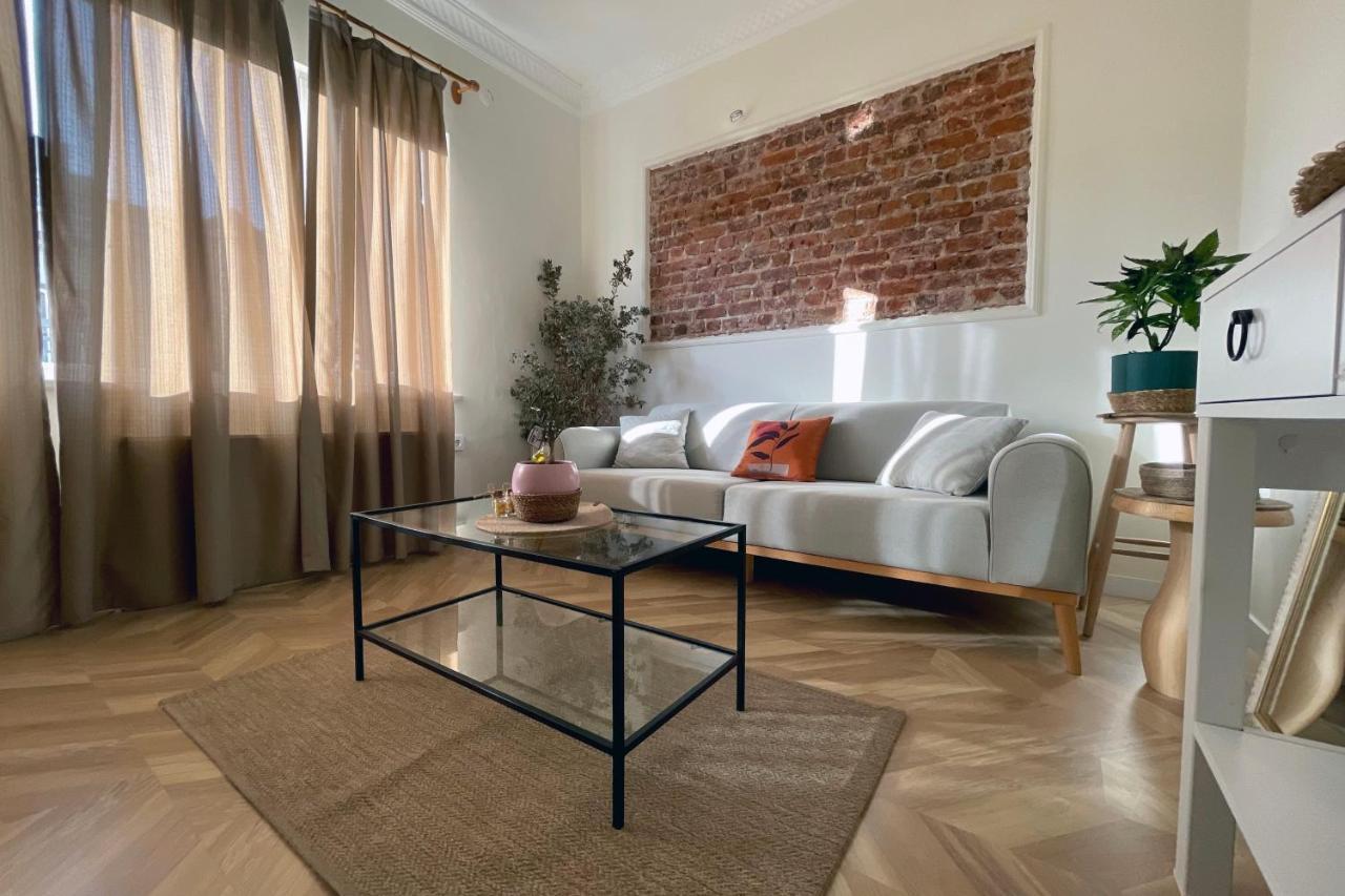 Beautiful 2br And 2toilet Balcony Near Hilton #4 *